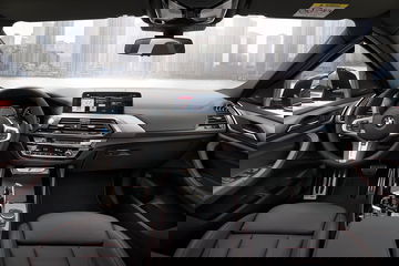 Vista delantera del habitáculo lujoso del BMW X4, destacando su diseño ergonómico.
