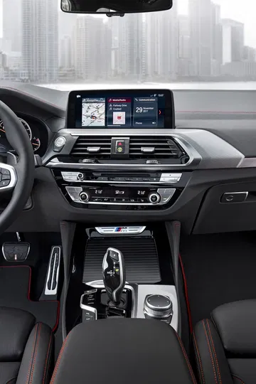 Vista de la consola central del BMW X4 con acabados de alta calidad.