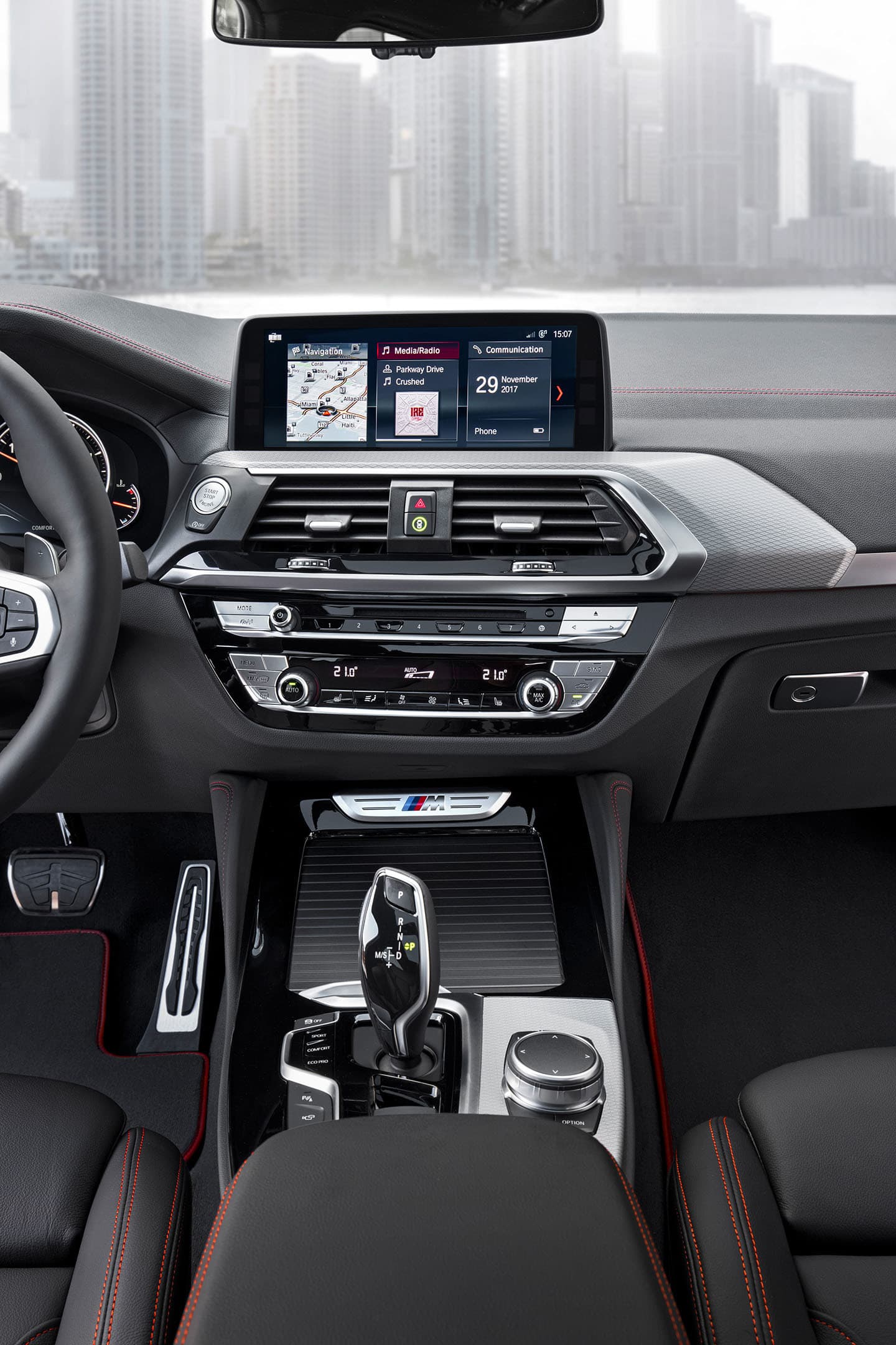Vista de la consola central del BMW X4 con acabados de alta calidad.