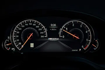 Vista de la instrumentación clásica de BMW X4 con indicadores analógicos.
