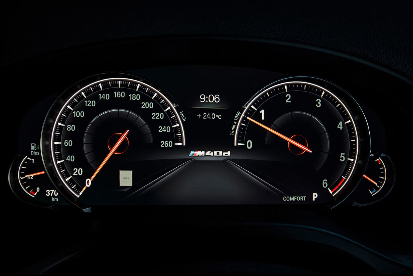 Vista de la instrumentación clásica de BMW X4 con indicadores analógicos.