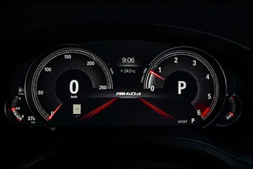 Vista detallada del panel de instrumentos del BMW X4, con iluminación LED.