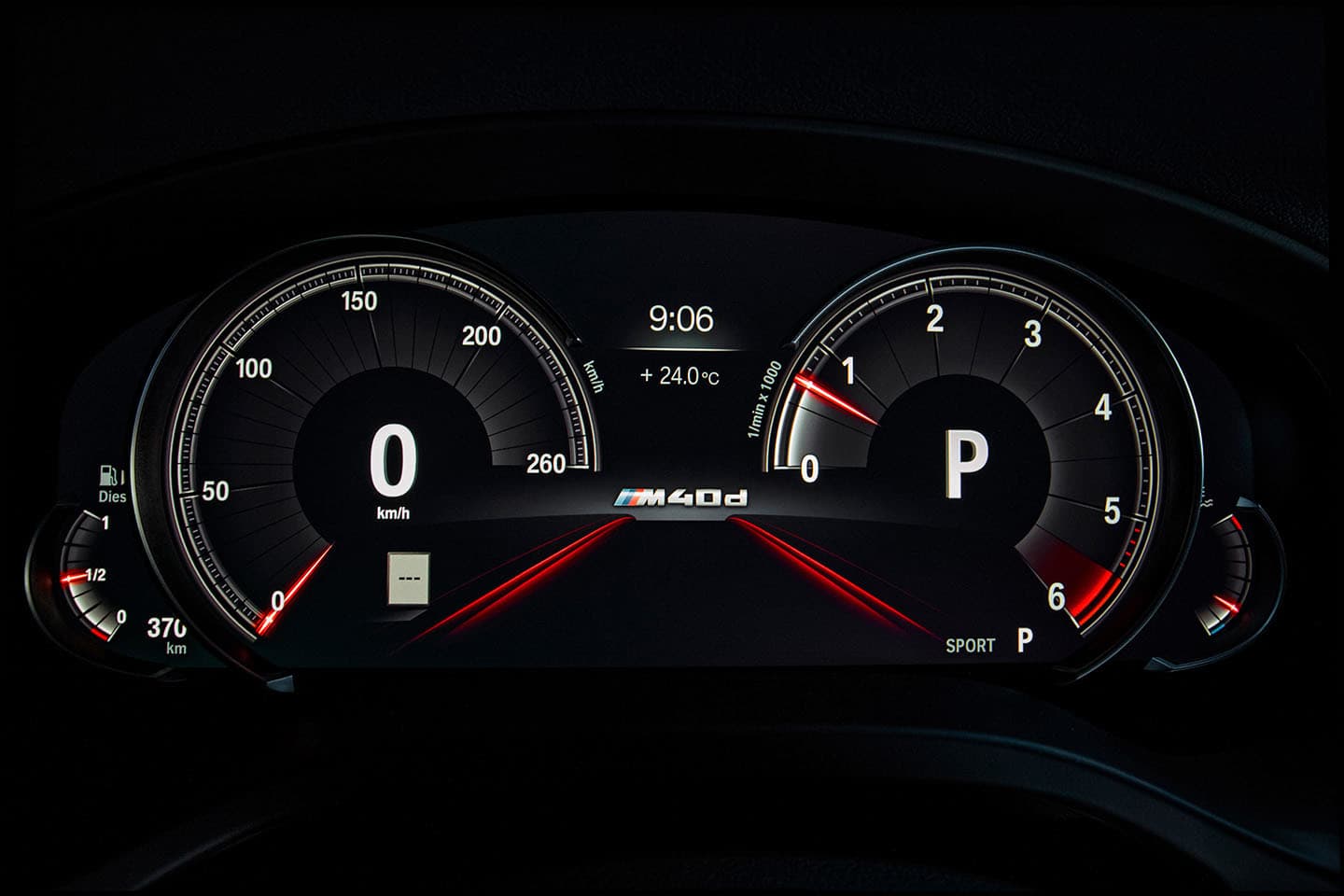 Vista detallada del panel de instrumentos del BMW X4, con iluminación LED.