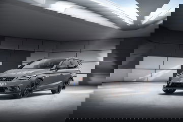Vista lateral del CUPRA Ibiza, destacando su diseño deportivo y líneas agresivas.