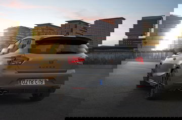 Vista trasera del CUPRA Ibiza con faros LED y diseño deportivo.