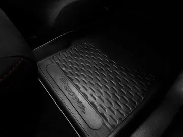 Vista cercana de la alfombrilla del conductor en un Ford Ka, enfocada en la textura y diseño.