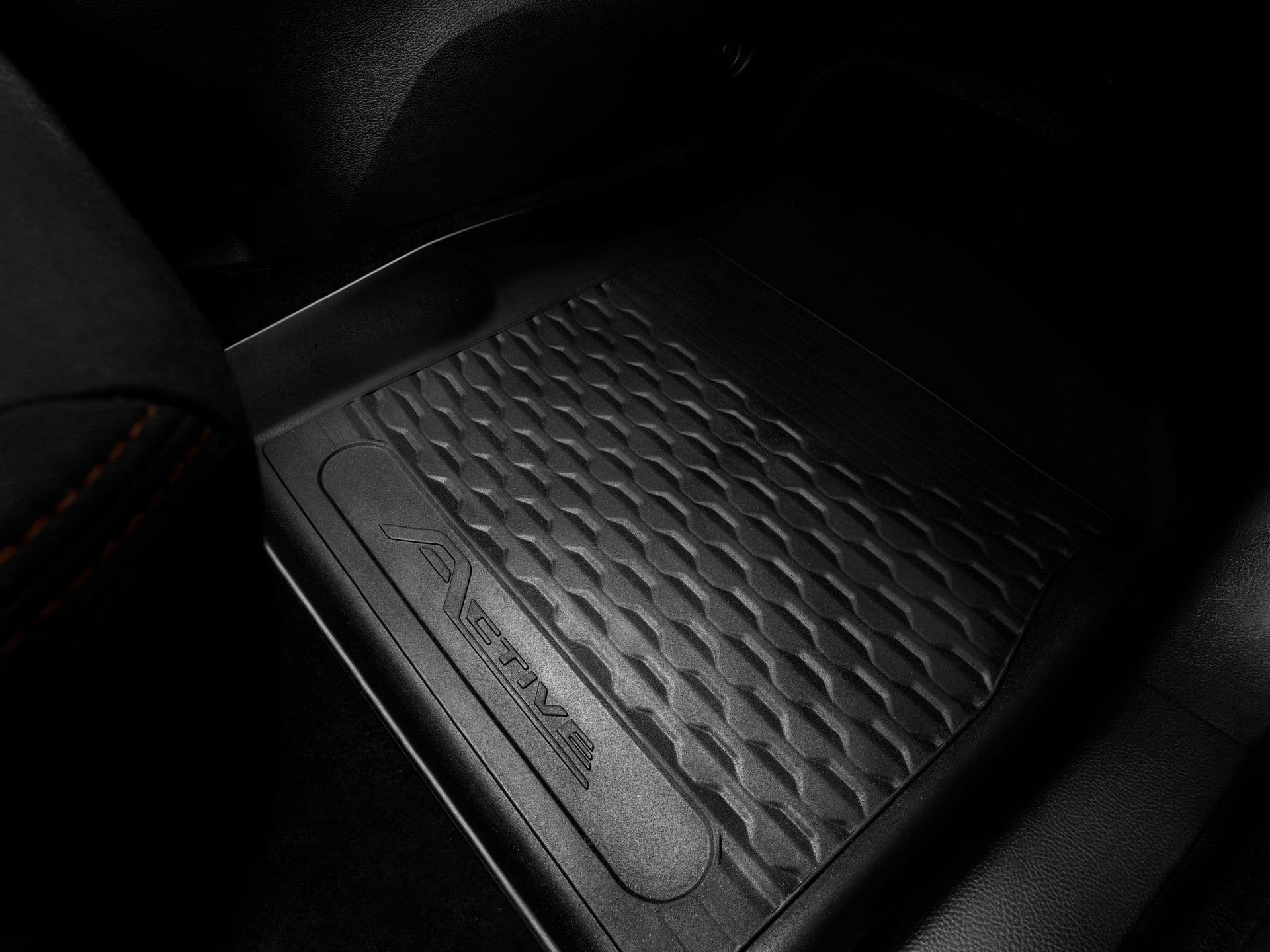 Vista cercana de la alfombrilla del conductor en un Ford Ka, enfocada en la textura y diseño.
