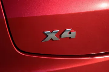Vista cercana del emblema 'X4' en cuerpo del BMW.