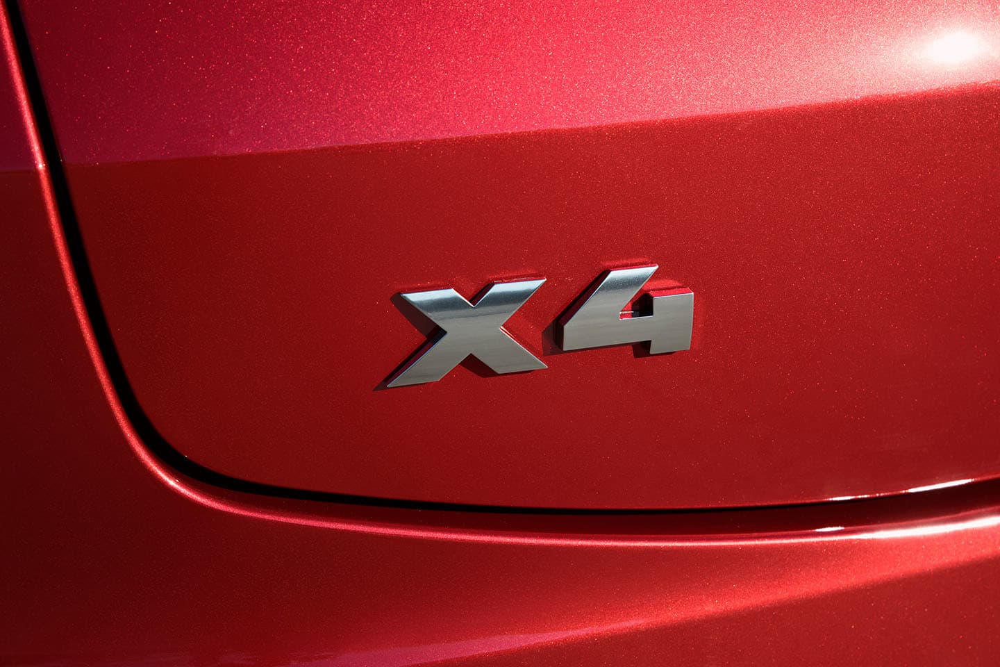 Vista cercana del emblema 'X4' en cuerpo del BMW.