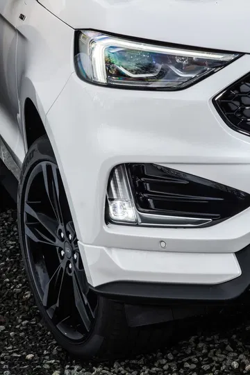 Primer plano de los faros y luces antiniebla del Ford Edge.