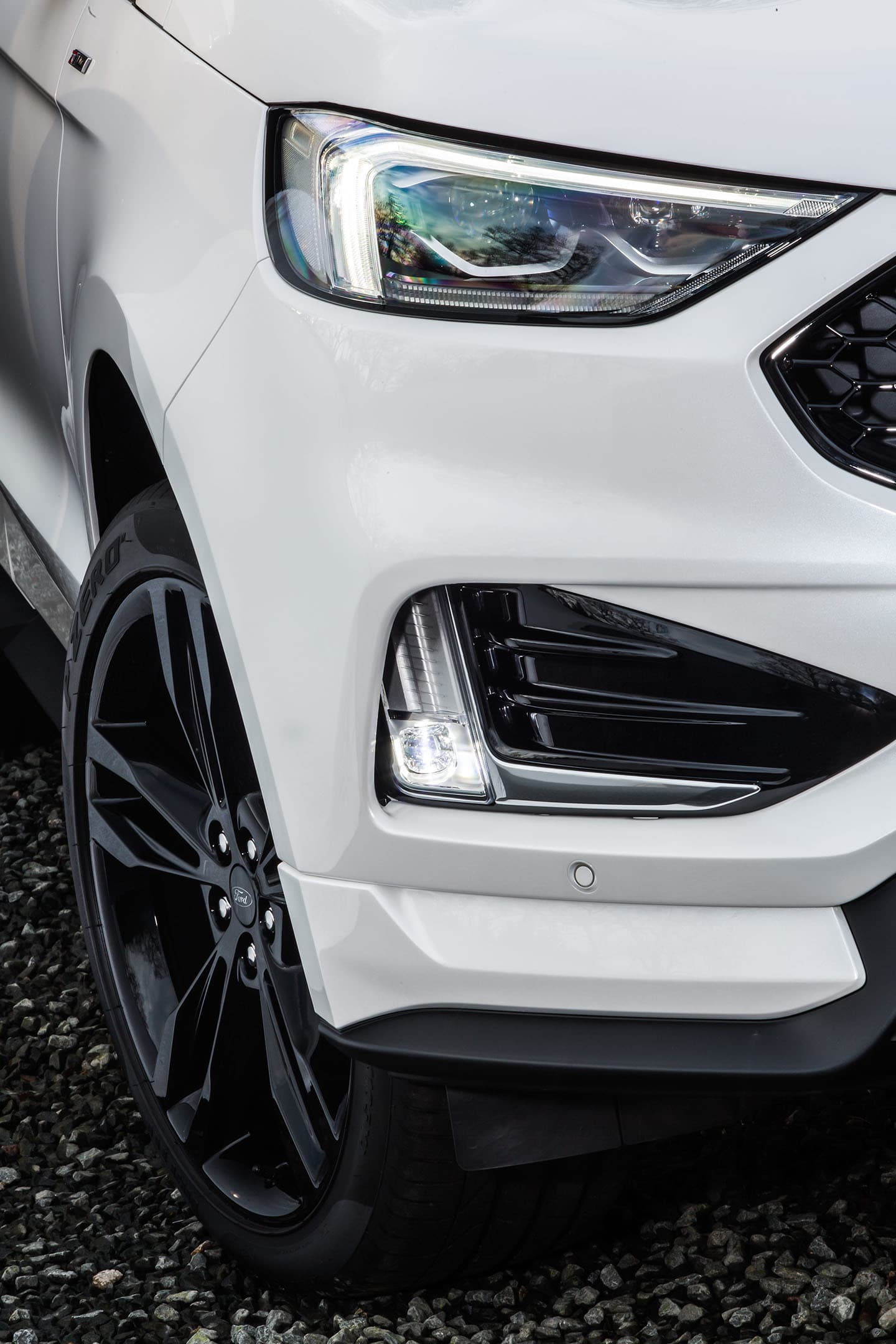 Primer plano de los faros y luces antiniebla del Ford Edge.