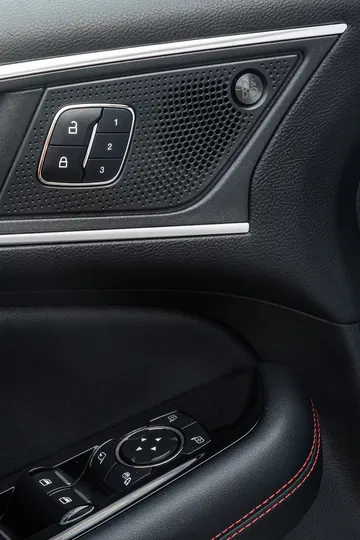 Acabados y materiales de la puerta del Ford Edge, con altavoz integrado.