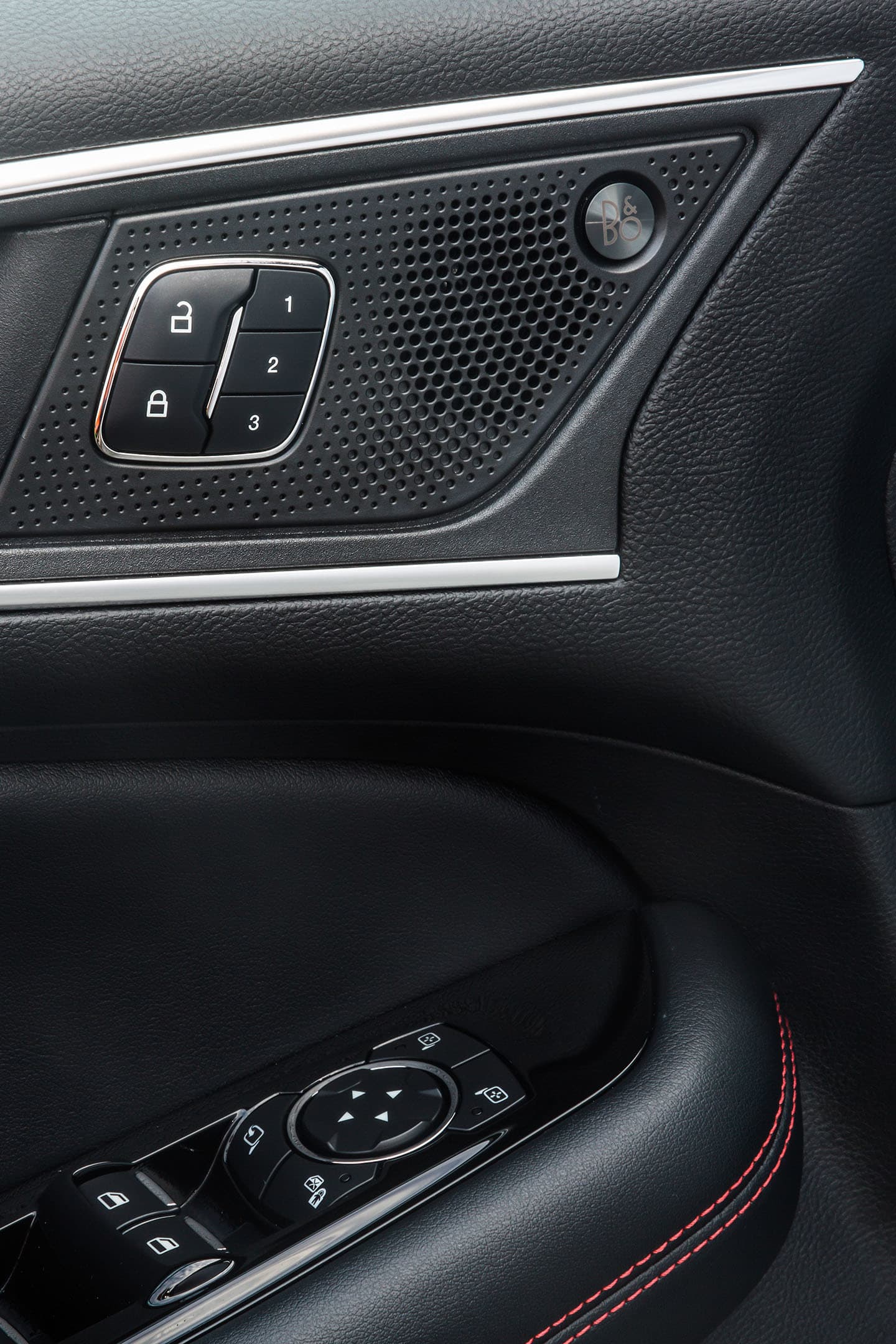 Acabados y materiales de la puerta del Ford Edge, con altavoz integrado.