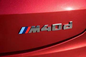 Detalle del emblema distintivo M40d en la carrocería BMW X4.