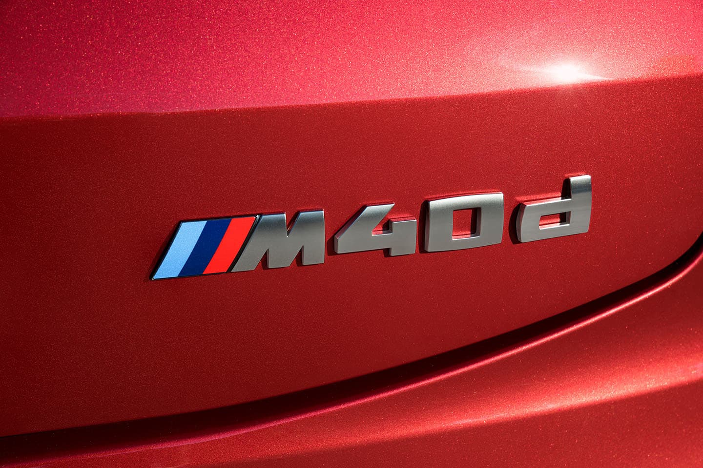 Detalle del emblema distintivo M40d en la carrocería BMW X4.