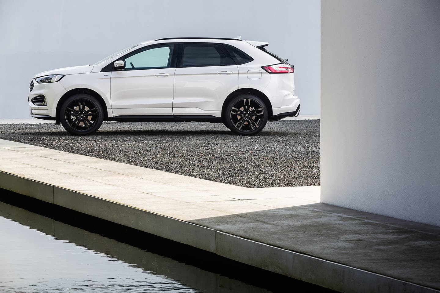 Vista lateral que muestra las líneas dinámicas del Ford Edge.