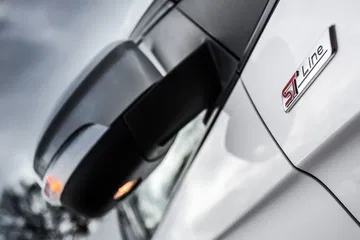 Vista lateral con detalle del emblema ST Line en Ford Edge.