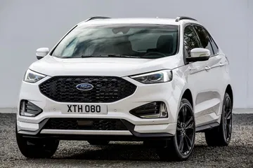 Vista frontal y lateral del Ford Edge, mostrando diseño y llantas.