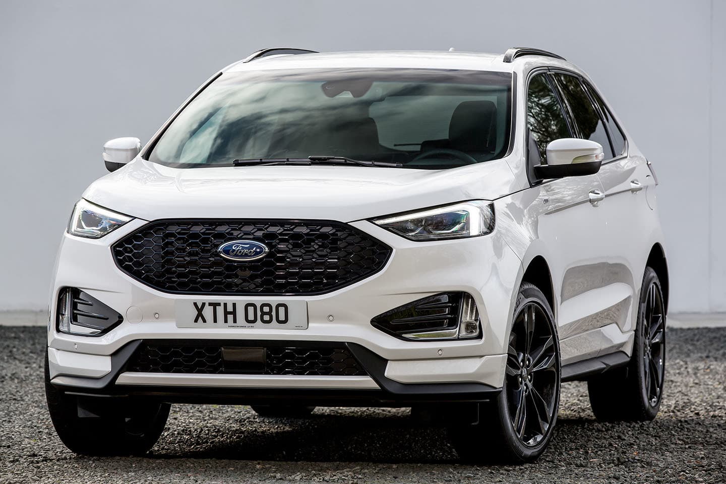 Vista frontal y lateral del Ford Edge, mostrando diseño y llantas.