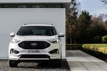 Vista frontal del Ford Edge destacando su parrilla y faros agresivos.