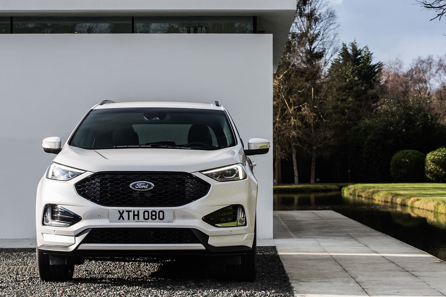 Vista frontal del Ford Edge destacando su parrilla y faros agresivos.