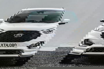 Vista frontal del Ford Edge destacando su robusta parrilla y faros LED