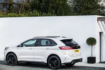 Vista trasera y lateral del Ford Edge, destacando su diseño y acabados.