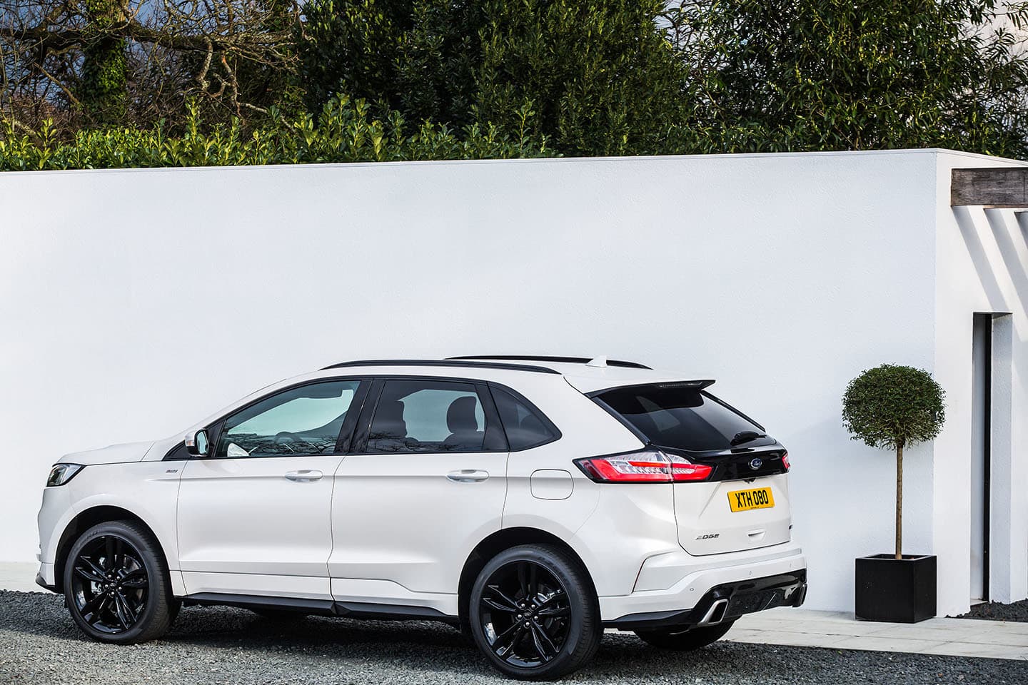 Vista trasera y lateral del Ford Edge, destacando su diseño y acabados.