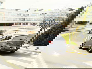 Vista dinámica del Ford Ka mostrando su diseño en movimiento.