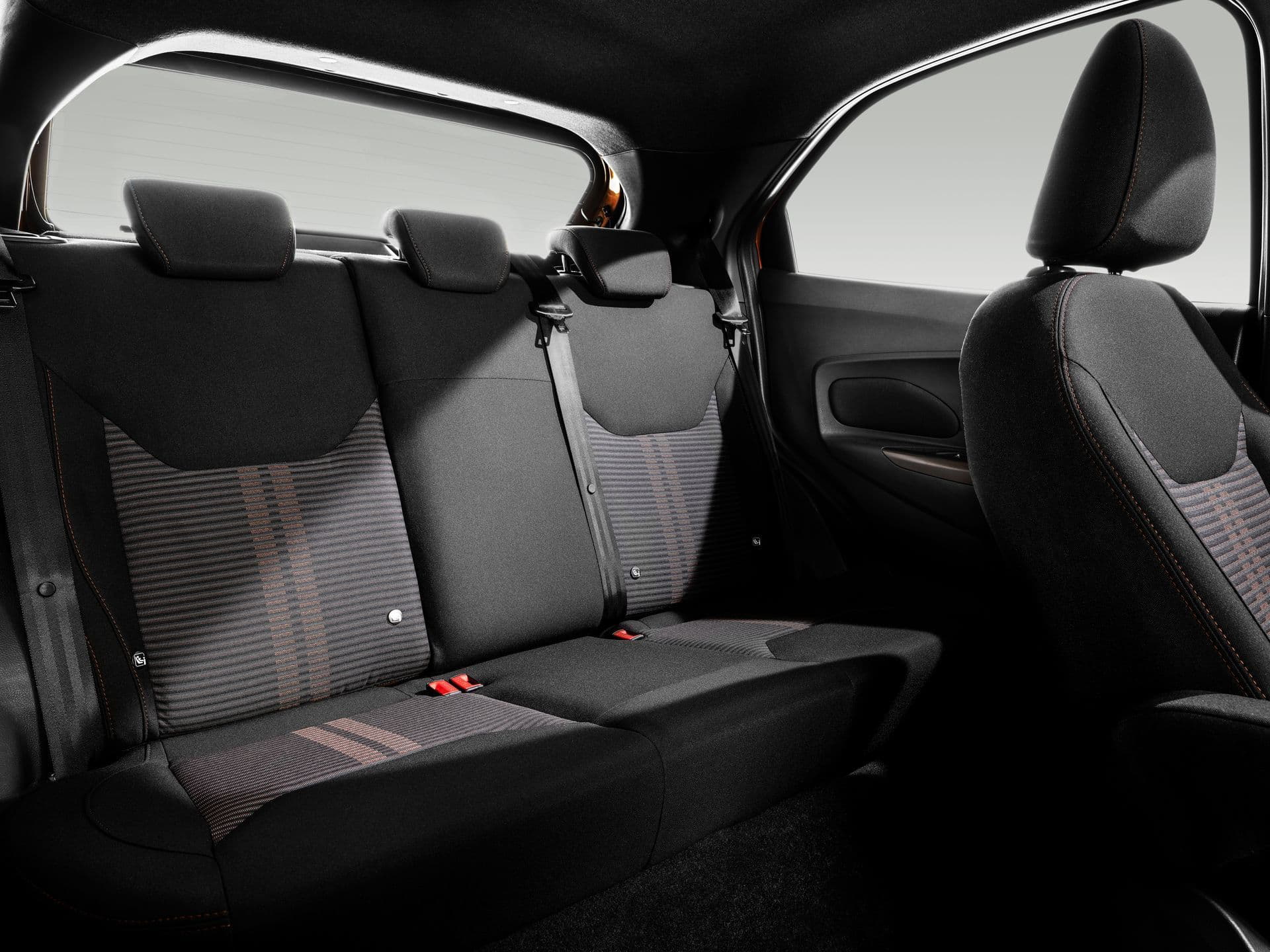 Vista de los asientos traseros del Ford Ka, tapicería y acabados.
