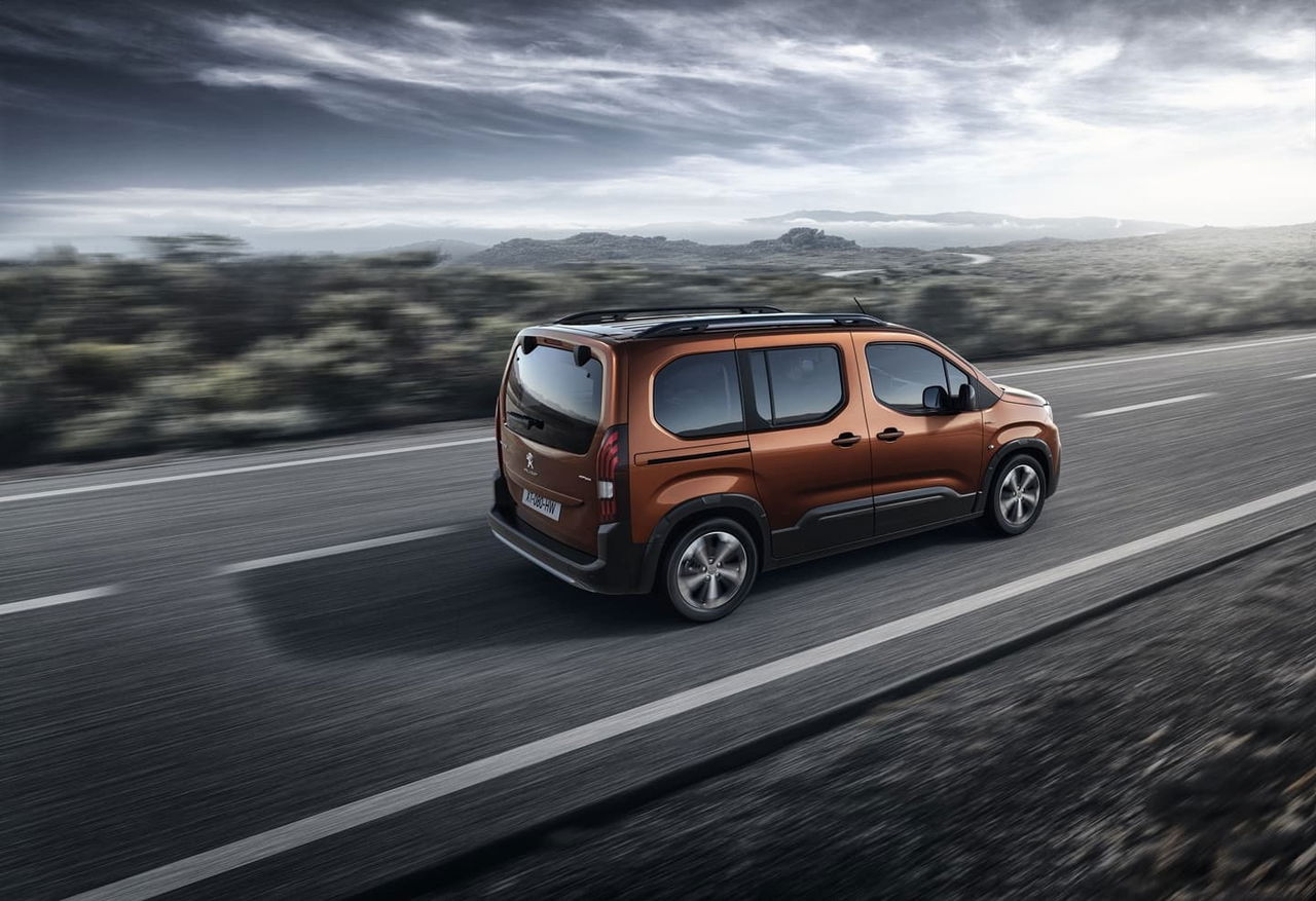 Vista dinámica lateral del Peugeot Rifter destacando su diseño versátil.