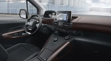 Vista lateral del puesto de conducción del Peugeot Rifter, destacando su diseño y ergonomía.