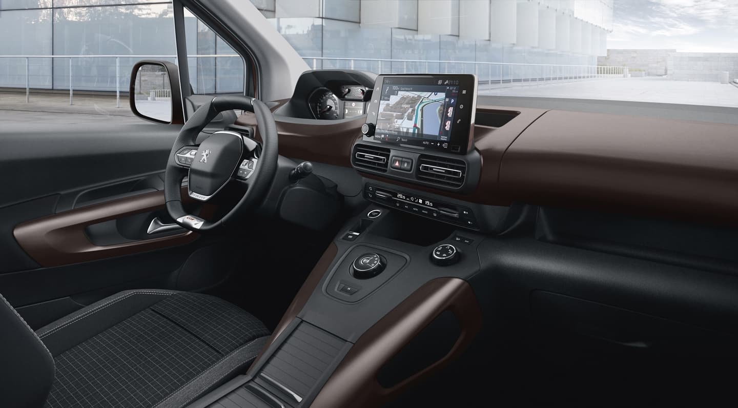 Vista lateral del puesto de conducción del Peugeot Rifter, destacando su diseño y ergonomía.