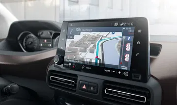 Vista del sistema de infotainment Peugeot Rifter con pantalla táctil y navegación activa.