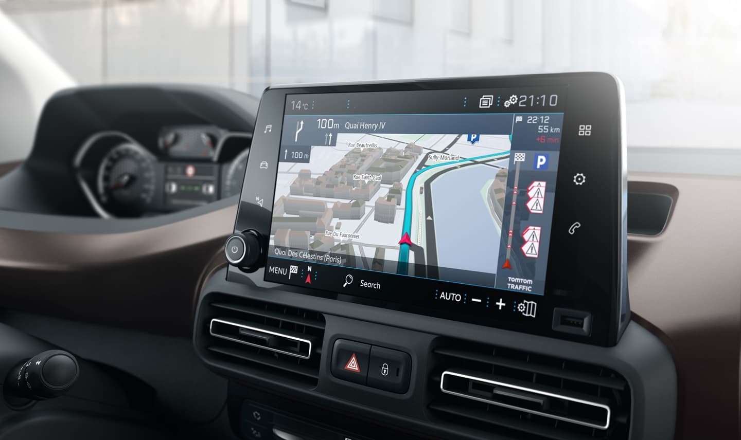 Vista del sistema de infotainment Peugeot Rifter con pantalla táctil y navegación activa.