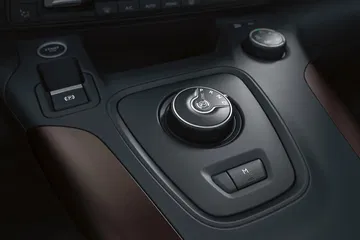 Vista del mando de cambios del Peugeot Rifter, destacando su diseño y ergonomía.