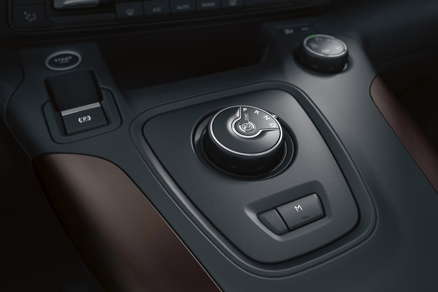 Vista del mando de cambios del Peugeot Rifter, destacando su diseño y ergonomía.