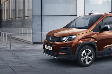 Vista lateral del Peugeot Rifter mostrando su línea y diseño dinámico