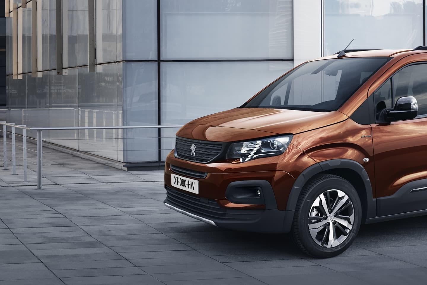 Vista lateral del Peugeot Rifter mostrando su línea y diseño dinámico