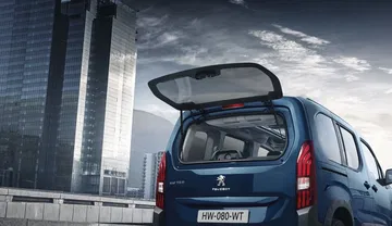 Vista trasera del Peugeot Rifter con maletero abierto, mostrando versatilidad y espacio.