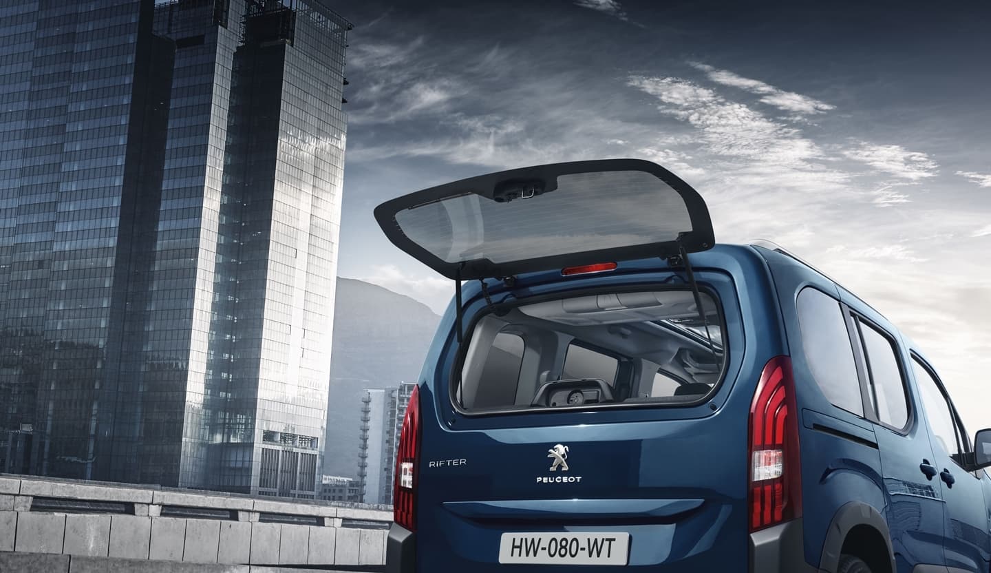 Vista trasera del Peugeot Rifter con maletero abierto, mostrando versatilidad y espacio.