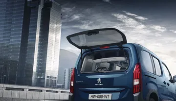 Vista trasera del Peugeot Rifter destacando su funcional maletero en entorno urbano.