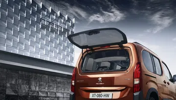 Vista trasera de un Peugeot Rifter con portón abierto destacando su capacidad de carga y versatilidad.