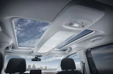 Vista del techo panorámico del Peugeot Rifter, aportando luminosidad y sensación de amplitud.