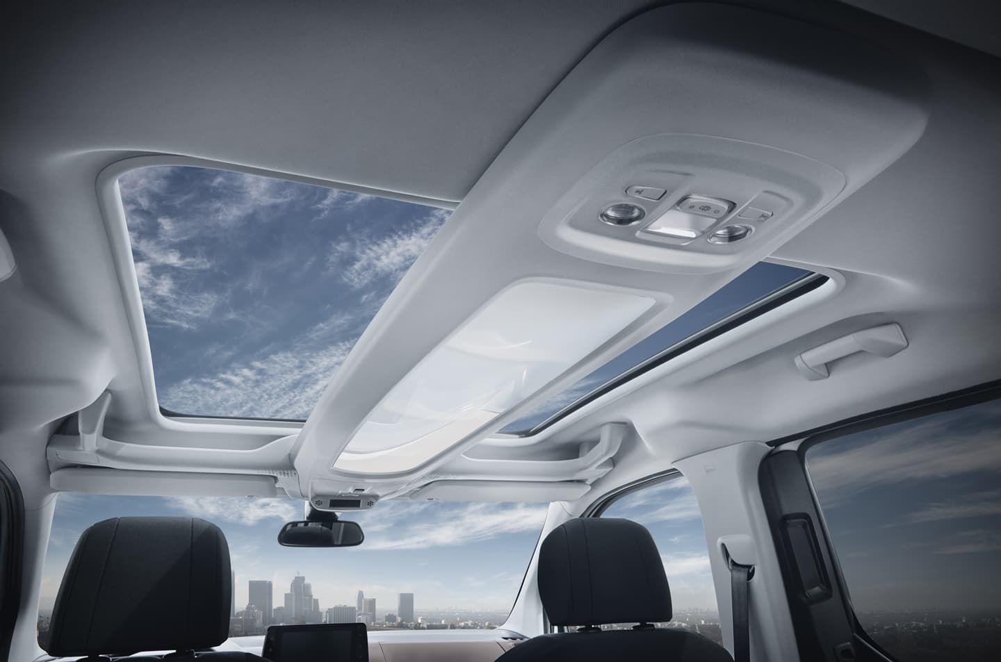 Vista del techo panorámico del Peugeot Rifter, aportando luminosidad y sensación de amplitud.