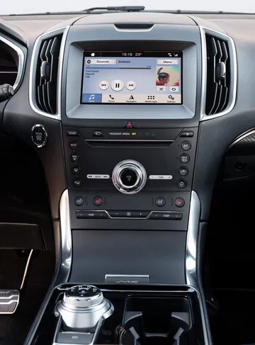 Consola central Ford Edge con sistema de infoentretenimiento y controles climáticos.