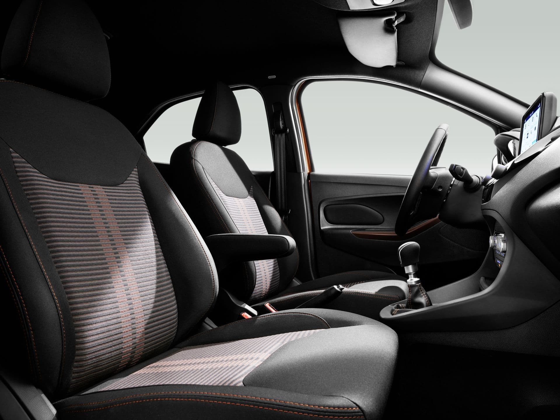 Vista elegante del interior del Ford Ka, destacando asientos y ergonomía.