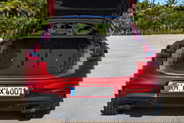 Amplio maletero BMW X4, versátil para carga diaria.