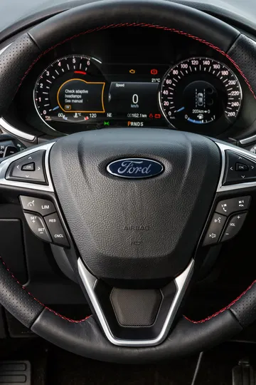 Vista del volante con textura detallada y emblema de Ford.