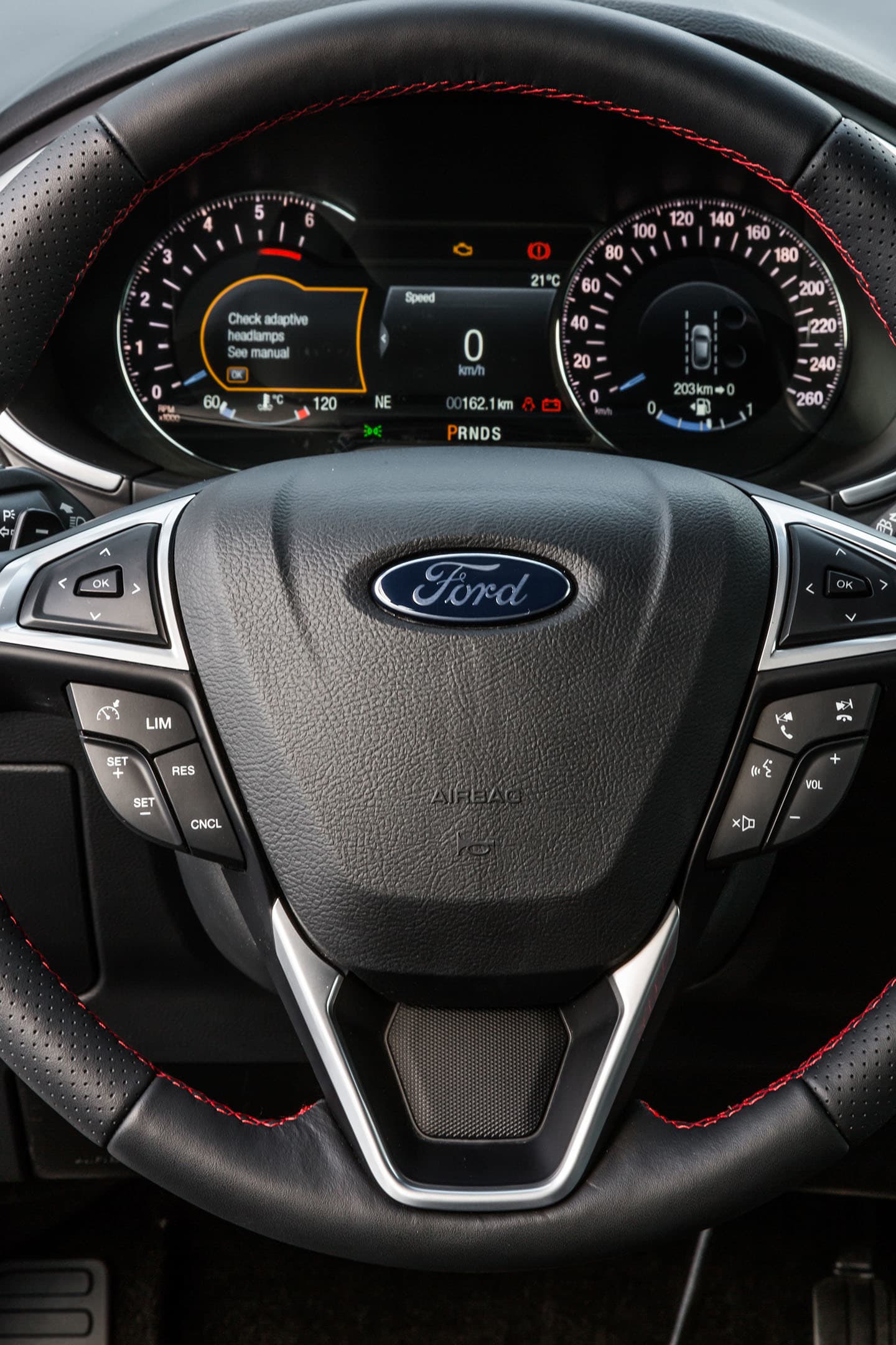 Vista del volante con textura detallada y emblema de Ford.